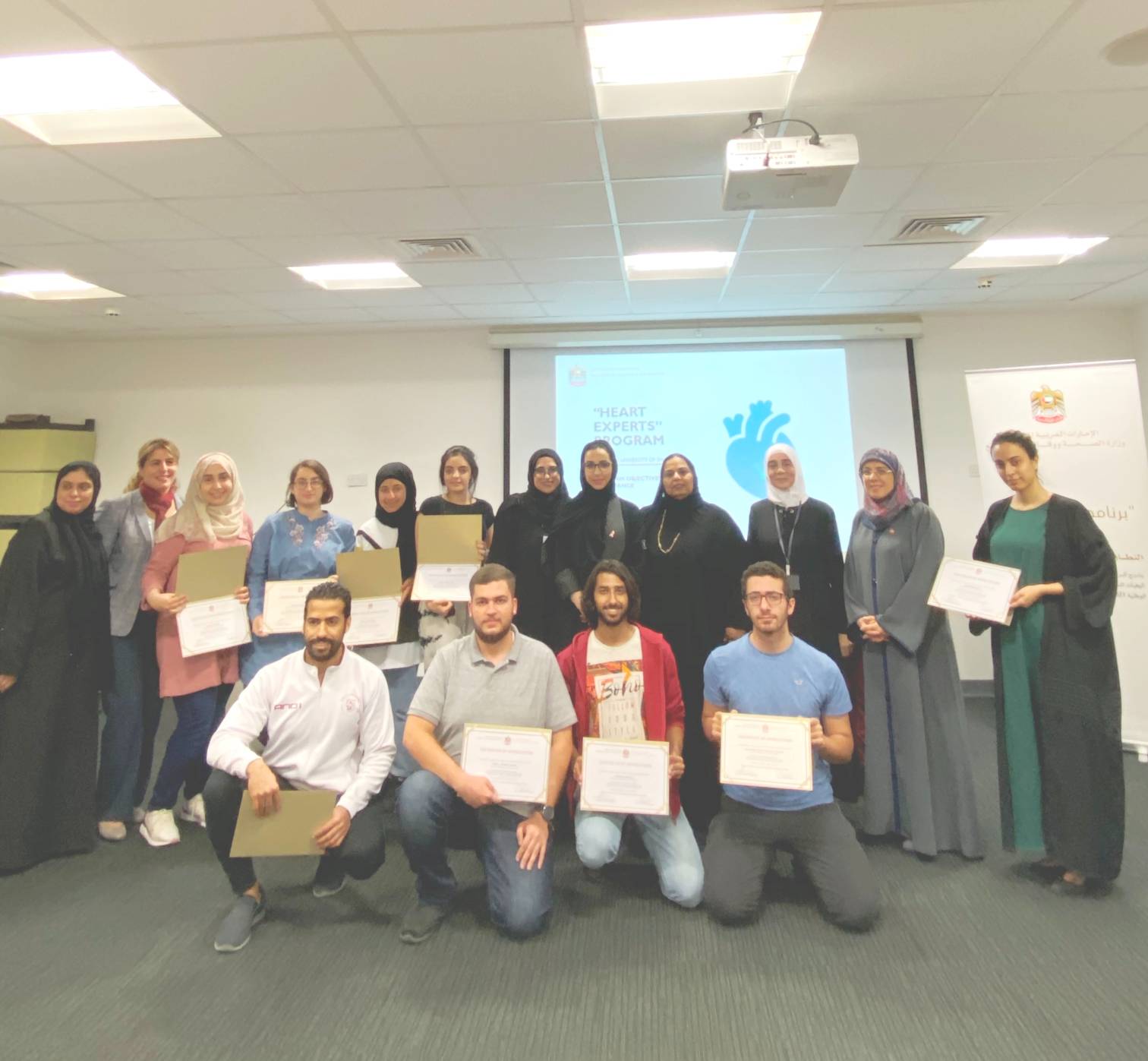 وزارة الصحة ووقاية المجتمع والإسعاف الوطني يدربان 18 طالباً في الجامعة الأمريكية بالشارقة على مهارات الاستجابة لحالات الطوارئ القلبية