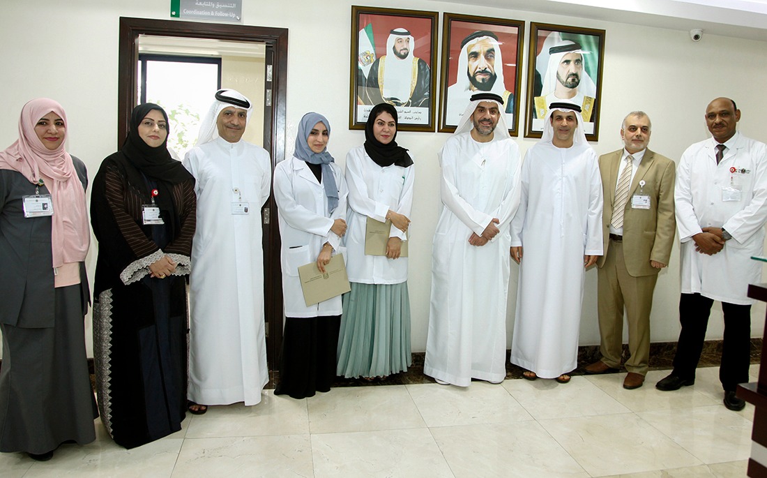 وكيل وزارة الصحة ووقاية المجتمع يكرم أول طبيبتين إماراتيتين بالدولة تخرجتا في برنامج البورد العربي بتخصص الأنف والأذن والحنجرة