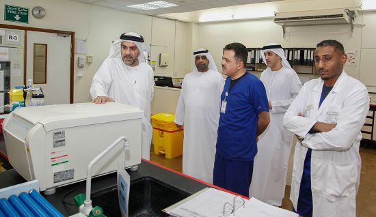 وكيل وزارة الصحة ووقاية المجتمع يزور مستشفى دبا الفجيرة ويطلق تحدي حصولها على الاعتماد الدولي