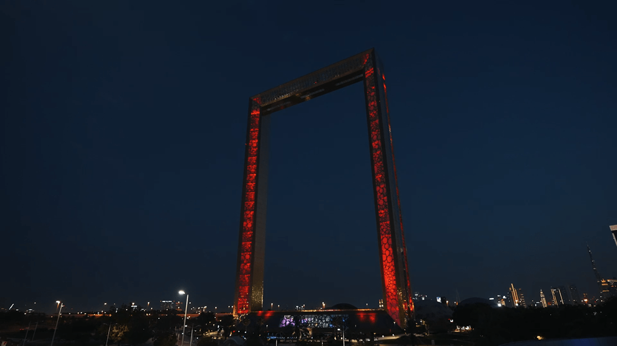 وزارة الصحة ووقاية المجتمع تضيء معالم سياحية باللون الأحمر تضامناً مع مرضى الثلاسيميا