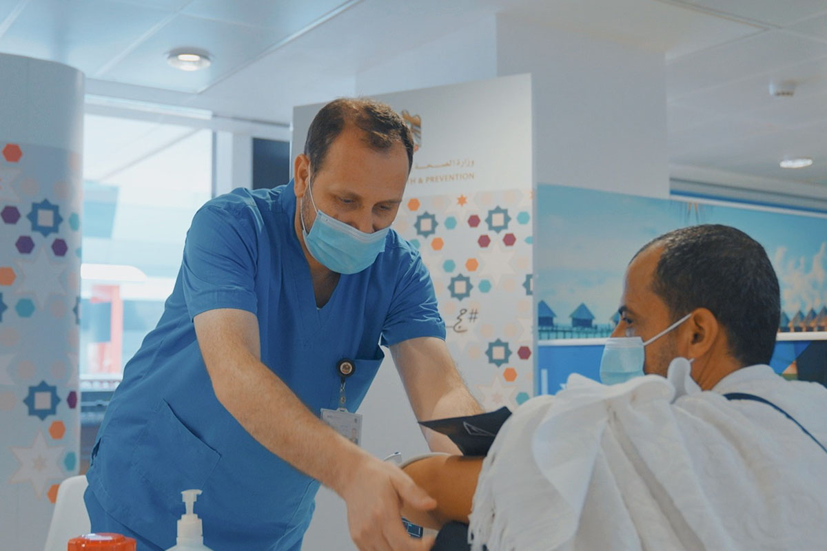 وزارة الصحة ووقاية المجتمع تتواجد مع الحجاج في المطار لتعزيز التوعية بالإجراءات الصحية أثناء الحج