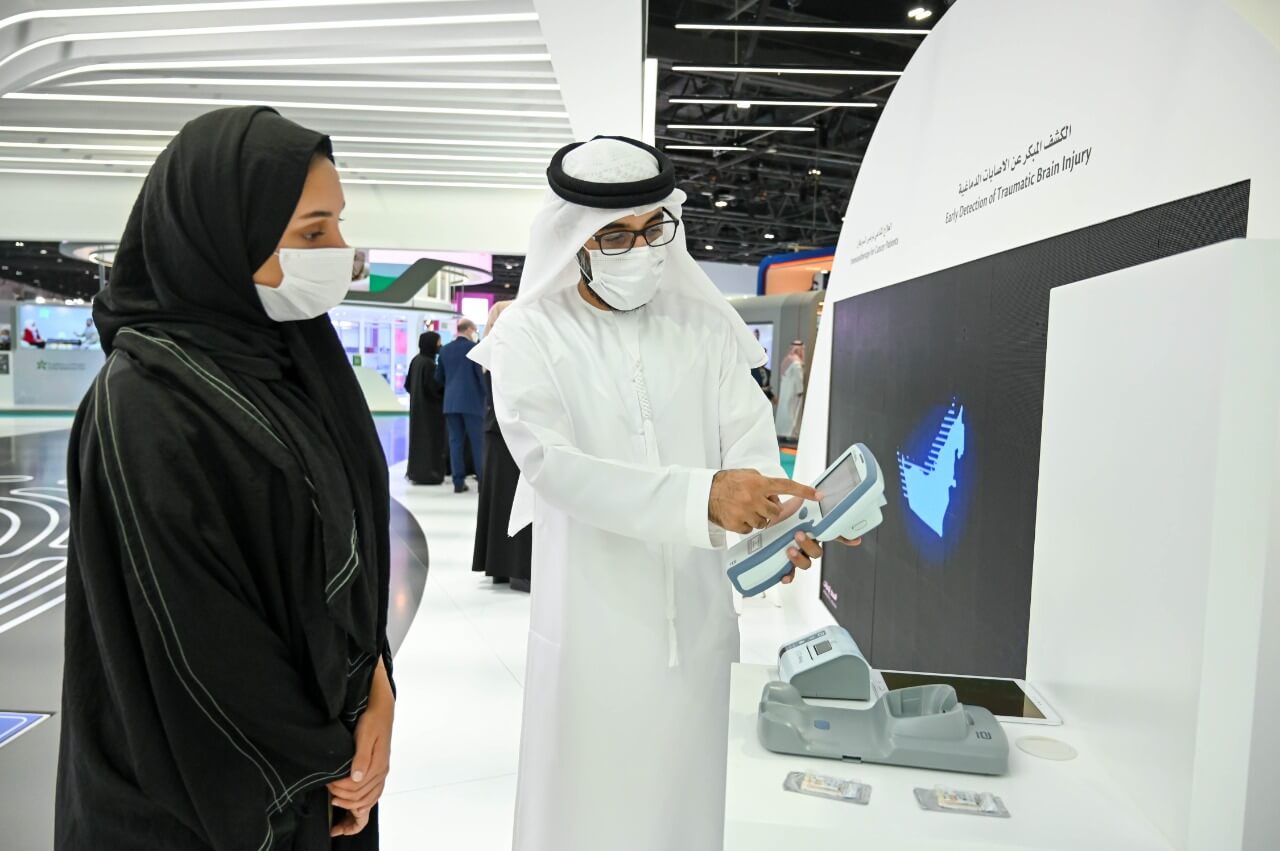 وزارة الصحة ووقاية المجتمع ومؤسسة الإمارات للخدمات الصحية تعرضان أول فحص دم يكشف إصابات ارتجاج الرأس خلال 15 دقيقة