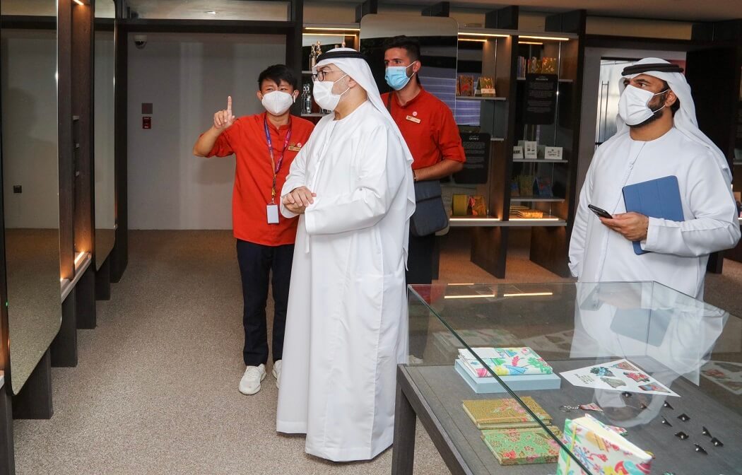 وزير الصحة ووقاية المجتمع يطلع على أحدث التقنيات في مجال الاستدامة البيئية في جناح سنغافورة