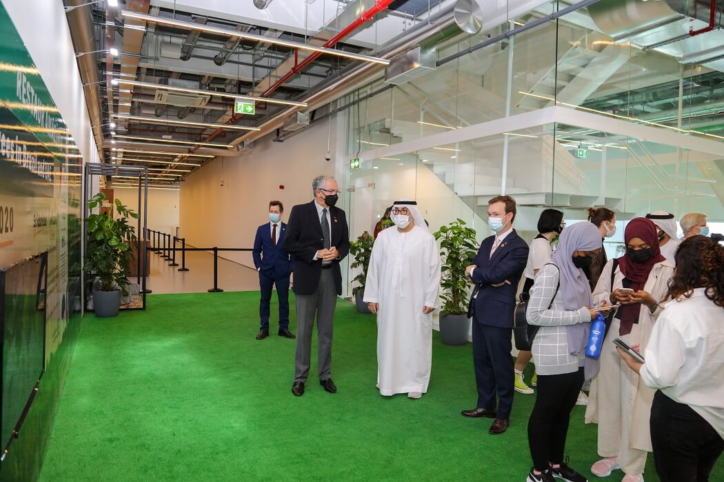 وزير الصحة ووقاية المجتمع يطلع على تجربة الاستدامة والتنوع الحيوي في جناح البرازيل